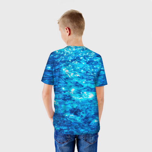 Детская футболка 3D с принтом Кокоми на фоне воды, вид сзади #2