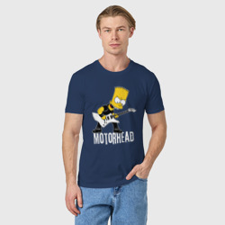Футболка с принтом Motorhead Барт Симпсон рокер для мужчины, вид на модели спереди №2. Цвет основы: темно-синий