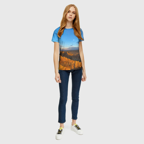 Женская футболка 3D с принтом Скалы и пустыня днём, вид сбоку #3