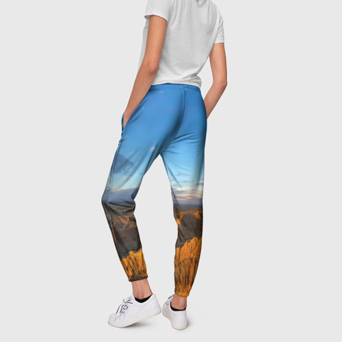 Женские брюки 3D с принтом Скалы и пустыня днём, вид сзади #2