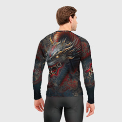 Рашгард с принтом Дракон Irezumi для мужчины, вид на модели сзади №2. Цвет основы: белый