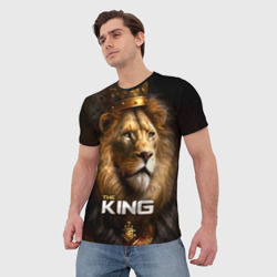 Футболка с принтом Лев в короне — The King для мужчины, вид на модели спереди №2. Цвет основы: белый