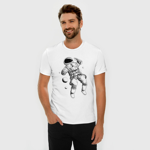 Мужская футболка хлопок Slim с принтом Космонавт в открытом космосе, фото на моделе #1