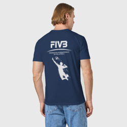 Футболка с принтом Международная федерация волейбола FIVB для мужчины, вид на модели сзади №2. Цвет основы: темно-синий