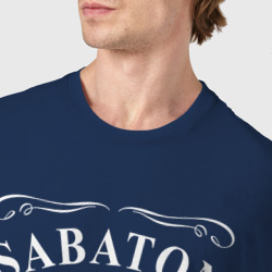 Футболка с принтом Sabaton в стиле Jack Daniels для мужчины, вид на модели спереди №4. Цвет основы: темно-синий