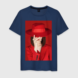 Мужская футболка хлопок Девушка в шляпе на красном фоне