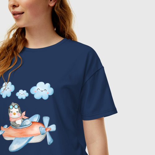 Женская футболка хлопок Oversize с принтом Маленький пингвин летит на самолете, фото на моделе #1