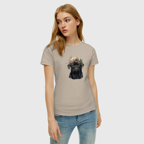 Женская футболка хлопок с принтом Мопс черный в венке из цветов, фото на моделе #1