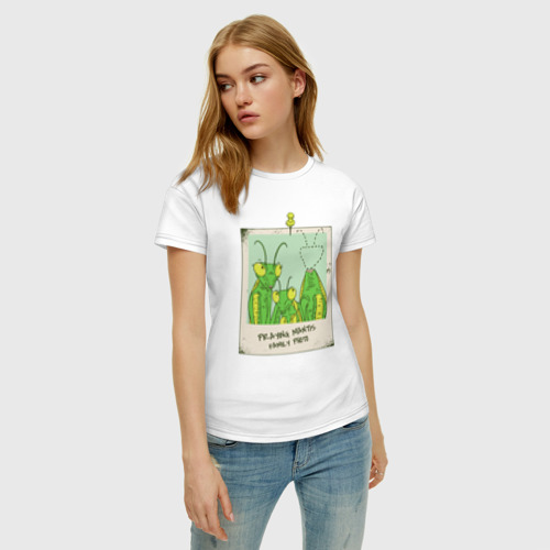 Женская футболка хлопок с принтом Praying mantis family photo, фото на моделе #1