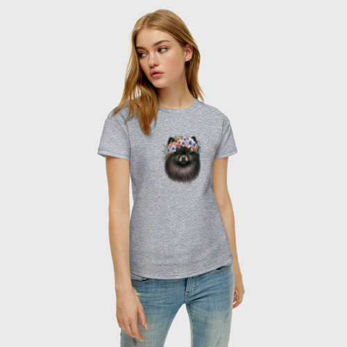 Женская футболка хлопок с принтом Шпиц черный в венке из цветов, фото на моделе #1