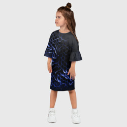 Платье с принтом Синие объемные плиты для ребенка, вид на модели спереди №2. Цвет основы: белый