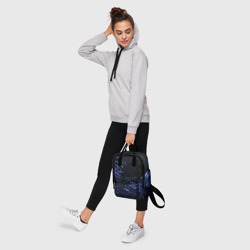 Рюкзак с принтом Синие объемные плиты для женщины, вид на модели спереди №4. Цвет основы: белый