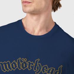 Футболка с принтом Motorhead золотой для мужчины, вид на модели спереди №4. Цвет основы: темно-синий