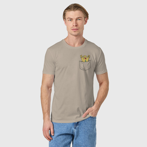 Мужская футболка хлопок с принтом Пряничный человечек в кармане, фото на моделе #1