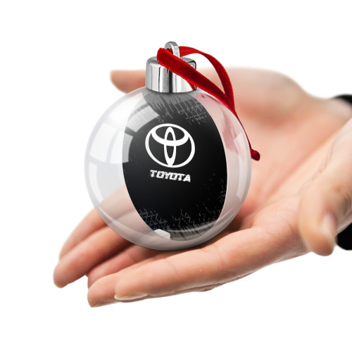 Ёлочный шар Toyota Speed на темном фоне со следами шин - фото 2