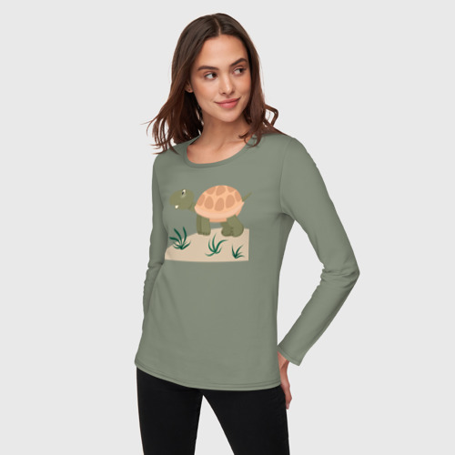 Женский лонгслив хлопок с принтом Черепаха на лугу с травой, фото на моделе #1