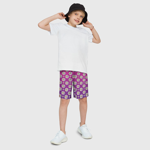 Детские спортивные шорты 3D с принтом Абстрактные разноцветные узоры на пурпурно-фиолетовом фоне, фото на моделе #1