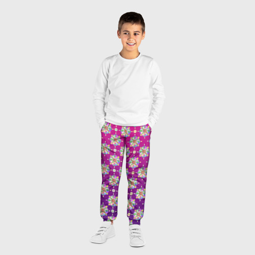 Детские брюки 3D с принтом Абстрактные разноцветные узоры на пурпурно-фиолетовом фоне, вид сбоку #3