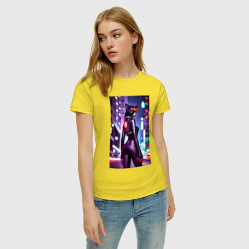 Женская футболка хлопок с принтом Девушка-кошка в ночном городе - киберпанк, фото на моделе #1
