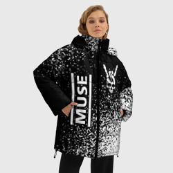 Женская зимняя куртка Oversize Muse и рок символ на темном фоне - фото 2