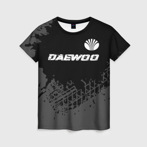 Женская футболка 3D с принтом Daewoo speed на темном фоне со следами шин: символ сверху, вид спереди #2