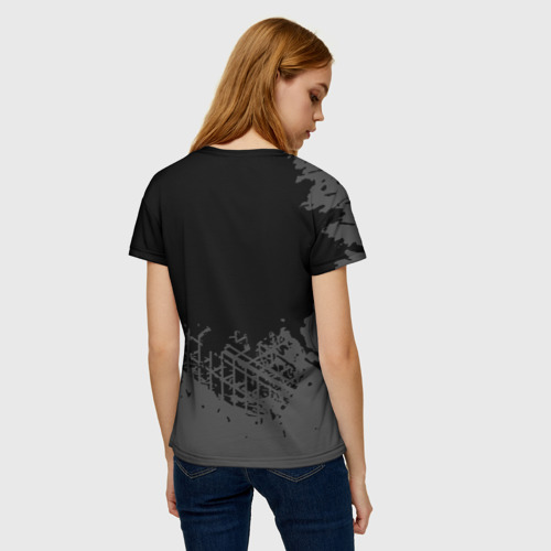 Женская футболка 3D с принтом Daewoo speed на темном фоне со следами шин: символ сверху, вид сзади #2