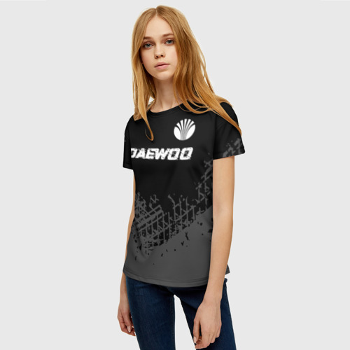 Женская футболка 3D с принтом Daewoo speed на темном фоне со следами шин: символ сверху, фото на моделе #1