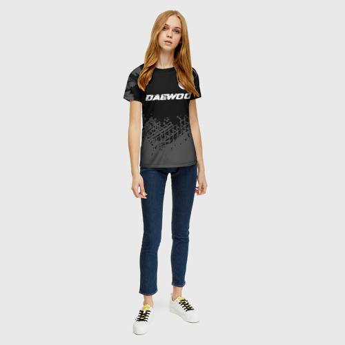 Женская футболка 3D с принтом Daewoo speed на темном фоне со следами шин: символ сверху, вид сбоку #3