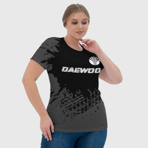 Женская футболка 3D с принтом Daewoo speed на темном фоне со следами шин: символ сверху, фото #4