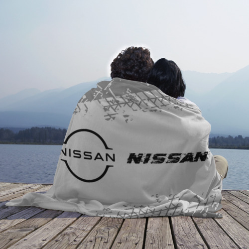 Плед 3D Nissan Speed на светлом фоне со следами шин: надпись и символ, цвет 3D (велсофт) - фото 3