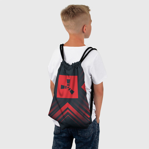 Рюкзак-мешок 3D Красный символ Rust на темном фоне со стрелками - фото 4