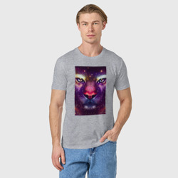 Мужская футболка хлопок Портрет космического льва в фиолетовых тонах - фото 2