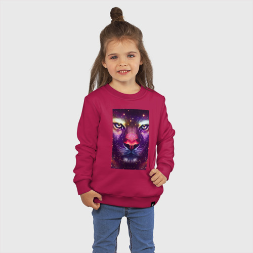 Детский свитшот хлопок с принтом Портрет космического льва в фиолетовых тонах, фото на моделе #1