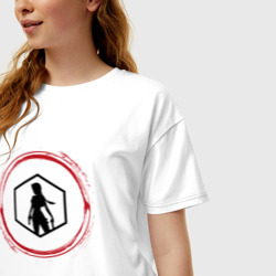 Женская футболка хлопок Oversize Символ Tomb Raider и красная краска вокруг - фото 2