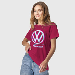 Светящаяся женская футболка Значок Volkswagen в стиле glitch - фото 2