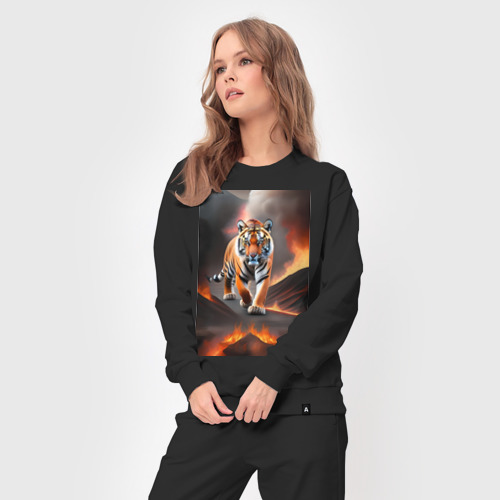 Женский костюм хлопок с принтом Тигр идущей по горящей лаве, вид сбоку #3
