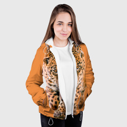 Куртка с принтом Ягуар на охоте для женщины, вид на модели спереди №3. Цвет основы: белый
