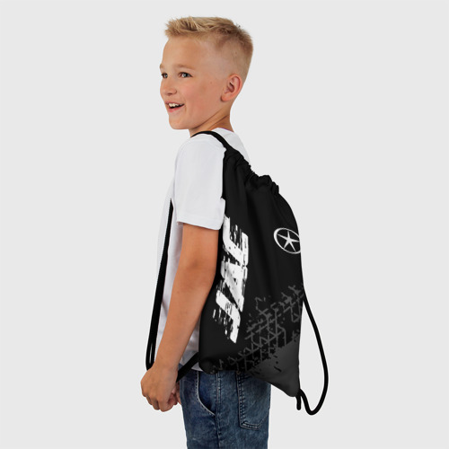 Рюкзак-мешок 3D JAC Speed на темном фоне со следами шин: надпись, символ - фото 3