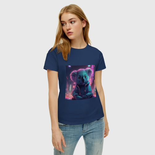 Женская футболка хлопок с принтом Коала в неоновом свете, фото на моделе #1