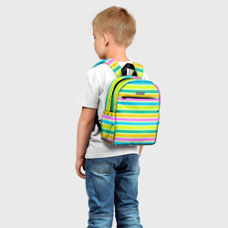 Рюкзак с принтом Желто-зеленый полосатый узор для ребенка, вид на модели спереди №2. Цвет основы: белый