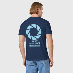 Светящаяся футболка с принтом Test subject Portal для любого человека, вид сзади №2. Цвет основы: темно-синий
