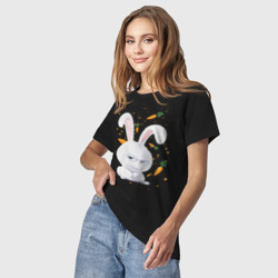 Светящаяся  футболка с принтом Кролик Снежок и морковки для любого человека, вид спереди №2. Цвет основы: черный