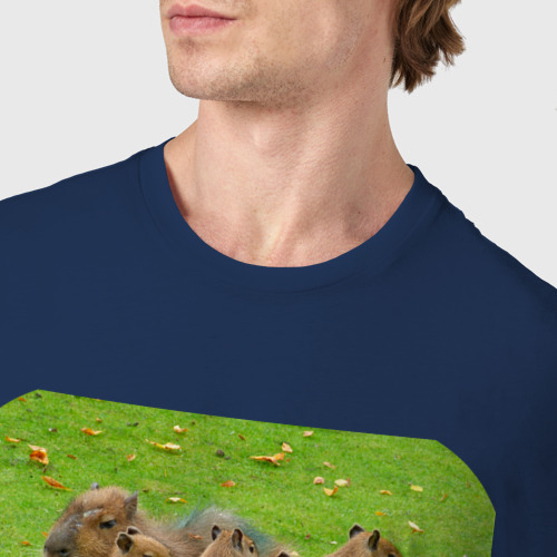Мужская футболка хлопок с принтом Семья капибар на полянке, фото #4