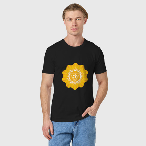 Мужская футболка хлопок с принтом Манипура чакра - символ йоги и аюрведы, фото на моделе #1