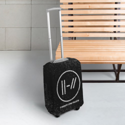 Чехол для чемодана 3D Twenty One Pilots с потертостями на темном фоне - фото 2