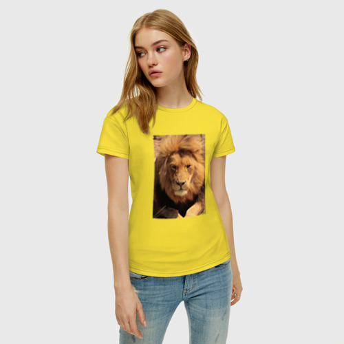 Женская футболка хлопок Лев на охоте, цвет желтый - фото 3