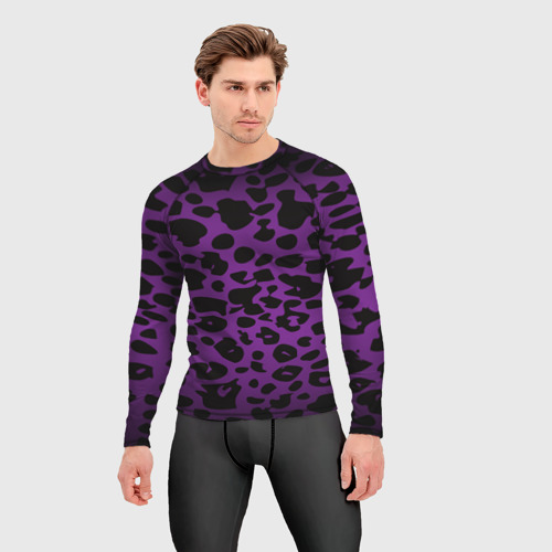 Мужской рашгард 3D с принтом Фиолетовый леопард, фото на моделе #1