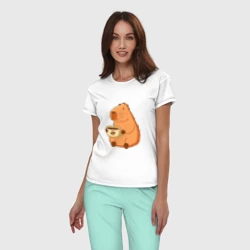 Женская пижама с белой футболкой хлопок Капибара с кружкой горячего кофе - фото 2