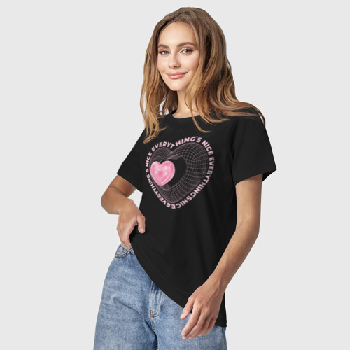 Светящаяся женская футболка с принтом Everything`s nice, фото на моделе #1