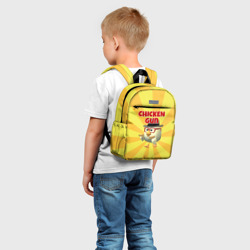 Рюкзак с принтом Chicken Gun с пистолетами для ребенка, вид на модели спереди №2. Цвет основы: белый